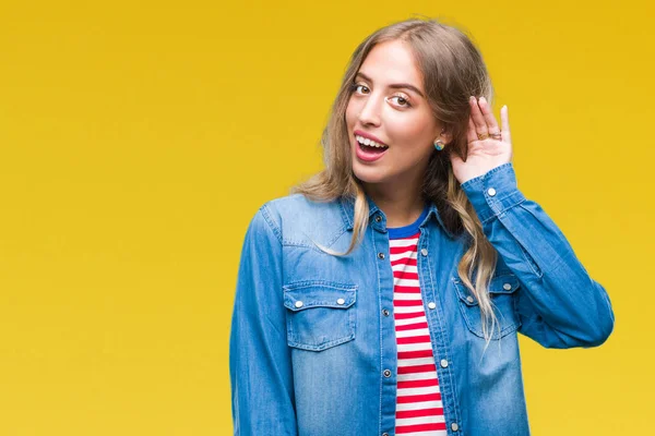 Linda Jovem Loira Sobre Fundo Isolado Sorrindo Com Mão Sobre — Fotografia de Stock