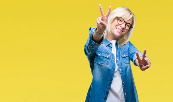 Junge Schöne Blonde Frau Mit Brille Über Isoliertem Hintergrund Lächelt — Stockfoto