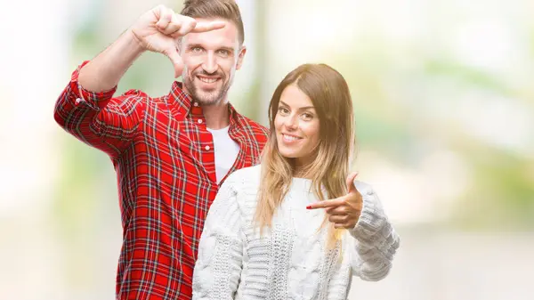 Jovem Casal Apaixonado Vestindo Camisola Inverno Sobre Fundo Isolado Sorrindo — Fotografia de Stock