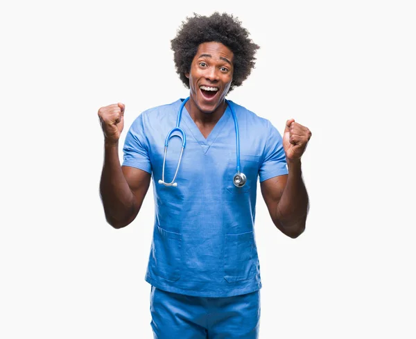 Médico Cirurgião Afro Americano Homem Sobre Fundo Isolado Comemorando Surpreso — Fotografia de Stock