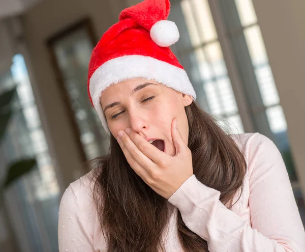 Krásná Mladá Žena Nosí Santa Claus Klobouk Doma Nudit Zíval — Stock fotografie