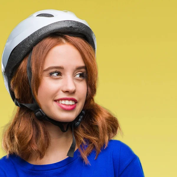 Jovem Mulher Bonita Vestindo Capacete Ciclista Sobre Fundo Isolado Olhando — Fotografia de Stock