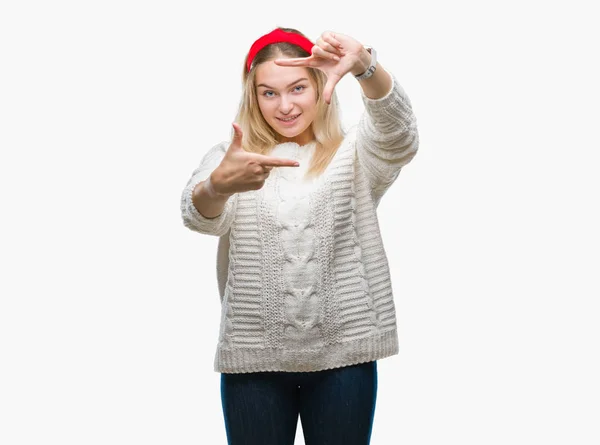 Mujer Caucásica Joven Con Suéter Invierno Sobre Fondo Aislado Sonriendo —  Fotos de Stock