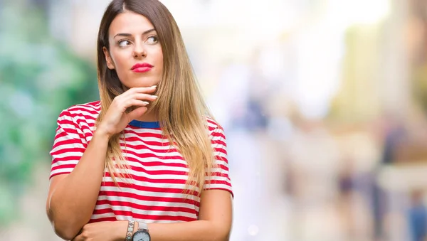 Mooie Jongedame Casual Kijkt Geïsoleerde Achtergrond Met Hand Kin Denken — Stockfoto