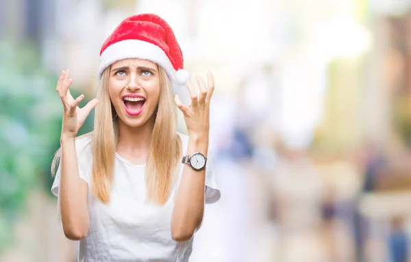 Молодая Красивая Блондинка Рождественской Шляпе Изолированном Фоне Сумасшедшая Кричит Кричит — стоковое фото