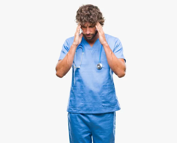 英俊的西班牙外科医生医生人在孤立的背景与手在头上为痛苦在头由于压力 患有偏头痛 — 图库照片