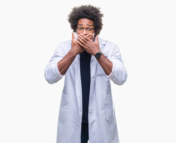 Naukowiec Afro Amerykański Lekarz Mężczyzna Białym Tle Szoku Obejmujące Usta — Zdjęcie stockowe