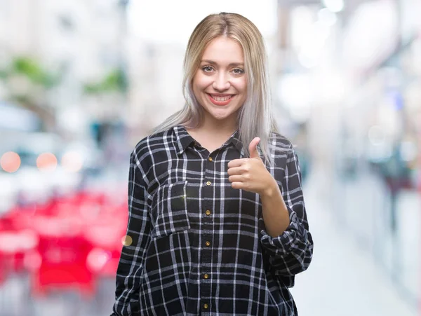 Mladá Blond Žena Izolované Pozadí Dělá Šťastné Palec Nahoru Gesto — Stock fotografie