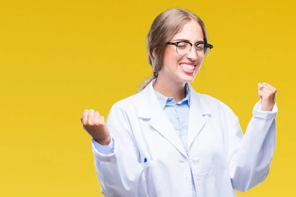 Mooie Jonge Blonde Dokter Vrouw Dragen Witte Vacht Geïsoleerde Achtergrond — Stockfoto