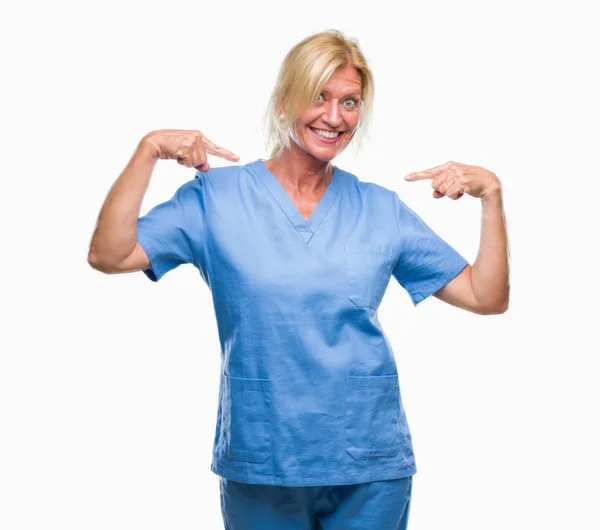 Mujer Rubia Mediana Edad Vistiendo Uniforme Enfermera Médico Sobre Fondo — Foto de Stock