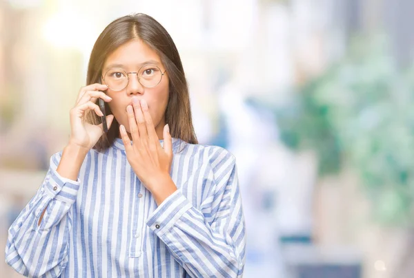 Junge Asiatische Frau Telefoniert Über Isolierte Hintergrundhülle Mund Mit Hand — Stockfoto