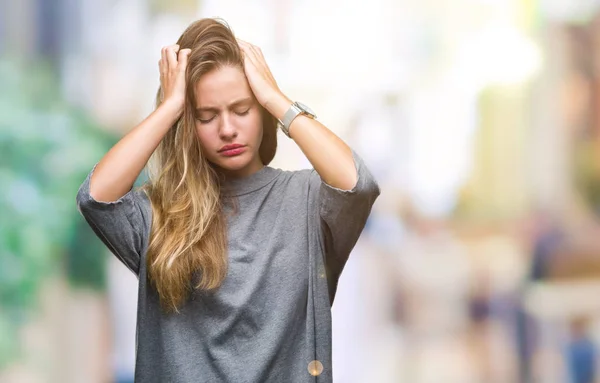 Młody Piękny Blond Kobieta Białym Tle Cierpiących Ból Głowy Zdesperowany — Zdjęcie stockowe