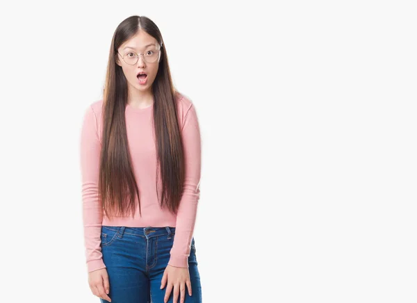 Junge Chinesin Über Isoliertem Hintergrund Mit Brille Angst Und Schock — Stockfoto