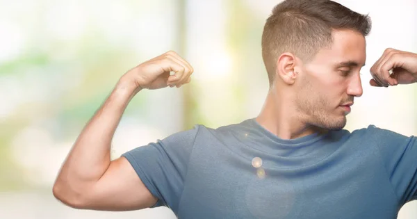 Bello Giovane Uomo Casual Che Mostra Muscoli Delle Braccia Sorridendo — Foto Stock