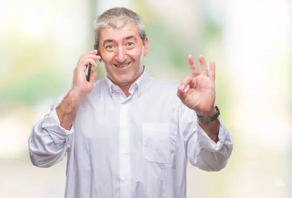 Hombre Mayor Guapo Hablando Teléfono Inteligente Sobre Fondo Aislado Haciendo —  Fotos de Stock