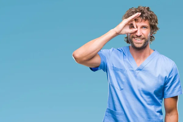 Yakışıklı Spanyol Cerrah Doktor Adam Gülümsüyor Parmakları Ile Mutlu Yüz — Stok fotoğraf