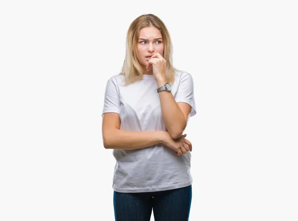爪を噛んで口の中に不安や緊張で手を探している孤立の背景の上の若い白人女性 不安の問題 — ストック写真
