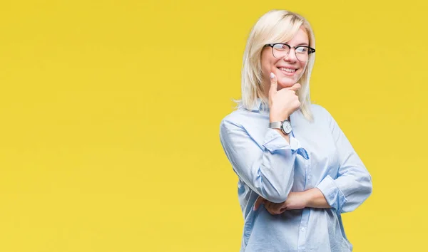 Junge Schöne Blonde Geschäftsfrau Mit Brille Vor Isoliertem Hintergrund Die — Stockfoto