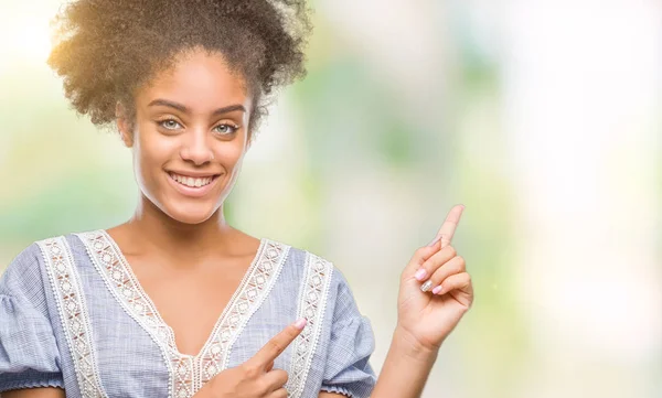 Joven Mujer Afroamericana Sobre Fondo Aislado Sonriendo Mirando Cámara Apuntando — Foto de Stock