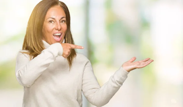 Volwassen Vrouw Mooie Middenleeftijd Winter Trui Dragen Geïsoleerde Achtergrond Verbaasd — Stockfoto