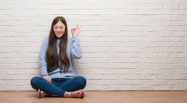 Joven Mujer China Sentada Suelo Sobre Pared Ladrillo Sonriendo Positiva — Foto de Stock