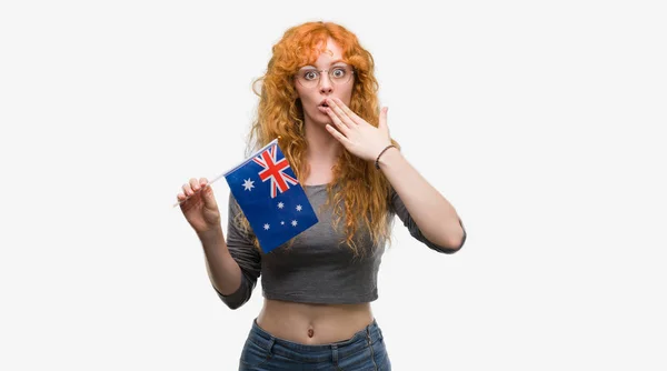 沈黙の中 秘密の概念で怖がっている恐怖の表現 間違いのための恥とショックを受けた手でオーストラリア カバー口のフラグを保持している赤毛の若い女性 — ストック写真