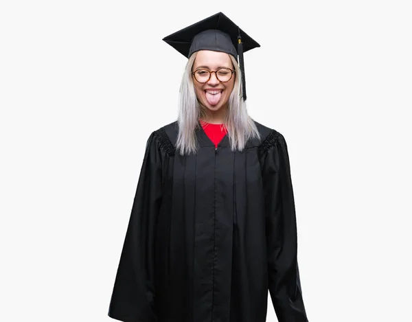 若いブロンドの女性の舌を付着分離の背景に大学院の制服を着てアウト面白い表現に満足 感情の概念 — ストック写真