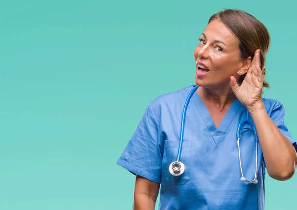 Enfermera Médica Mediana Edad Sobre Fondo Aislado Sonriendo Con Mano — Foto de Stock