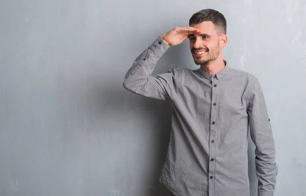 Hombre Adulto Joven Pie Sobre Pared Grunge Gris Muy Feliz — Foto de Stock