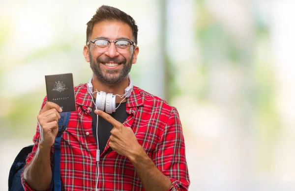 Взрослый Латиноамериканец Паспортом Австралии Изолированном Фоне Доволен Указанием Рукой Пальцем — стоковое фото