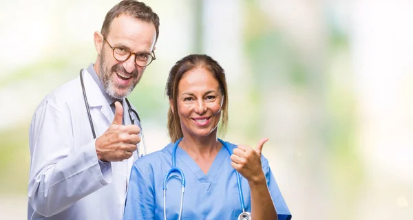 Médicos Hispânicos Meia Idade Casam Vestindo Uniforme Médico Sobre Fundo — Fotografia de Stock