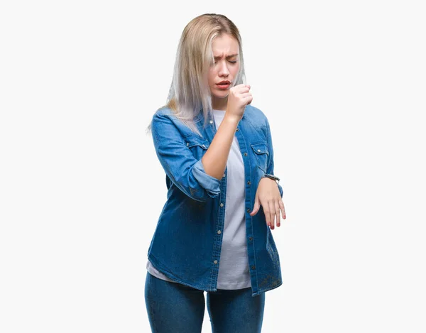 体調不良や風邪や気管支炎の症状として咳を感じて孤立の背景の上の若いブロンドの女性 ヘルスケアの概念 — ストック写真