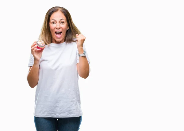 Mulher Hispânica Meia Idade Comendo Cupcake Sobre Fundo Isolado Gritando — Fotografia de Stock