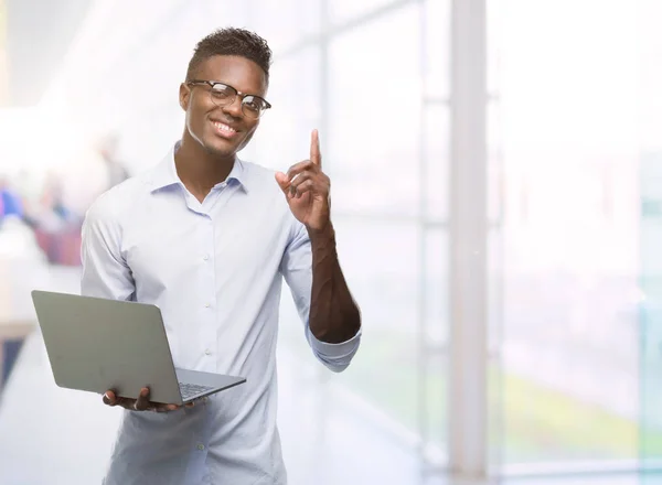 Joven Hombre Negocios Afroamericano Usando Computadora Portátil Sorprendido Con Una — Foto de Stock