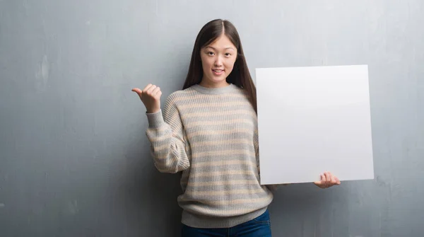 Jonge Chinese Vrouw Grijs Muur Bedrijf Banner Aan Wijzen Tonen — Stockfoto