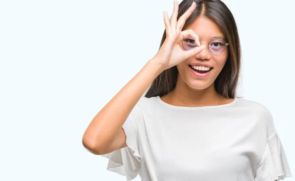 Mladá Asijská Žena Nosí Brýle Izolované Pozadí Dělá Gesto Rukou — Stock fotografie