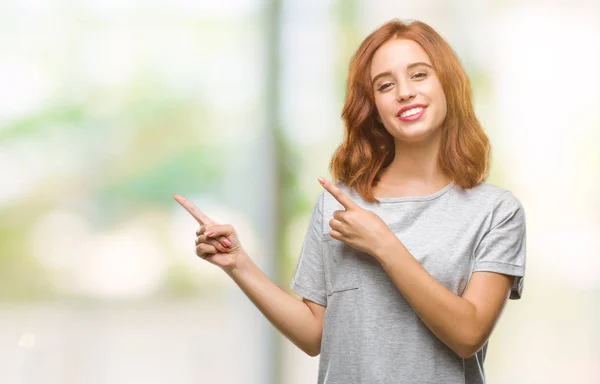 Mooie Jongedame Geïsoleerde Achtergrond Glimlachen Kijken Naar Camera Met Twee — Stockfoto