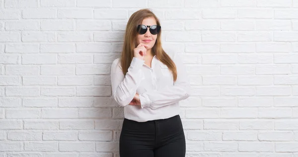 Młody Biznes Dorosły Kobieta Stojąc Nad Białym Murem Sobie Okulary — Zdjęcie stockowe
