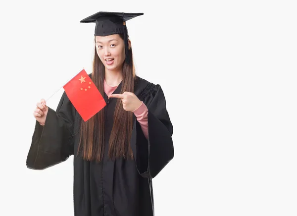 Joven Mujer China Con Uniforme Graduado Sosteniendo Bandera China Muy —  Fotos de Stock