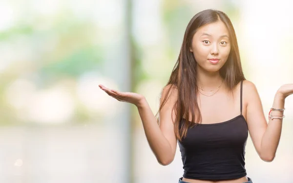 Jovem Mulher Asiática Sobre Fundo Isolado Indolente Confuso Expressão Com — Fotografia de Stock