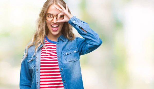 Vacker Ung Blond Kvinna Bär Glasögon Över Isolerade Bakgrund Gör — Stockfoto
