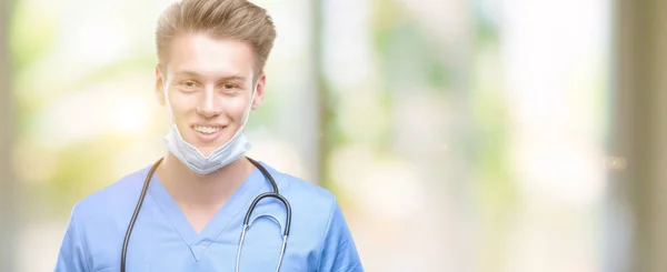 Joven Guapo Médico Rubio Con Una Cara Feliz Pie Sonriendo —  Fotos de Stock