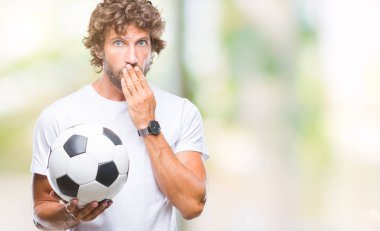 İzole arka kapak ağız şok utançla hata, korku, sessizlik içinde gizli kavramı korkmuş ifade için el ile üzerinden futbol futbol topu tutan Latin asıllı yakışıklı modeli