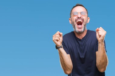 Arka plan deli kutluyor orta yaş ağarmış komuta sizde üzerinde güneş gözlüğü takıyor izole ve crazy arms ile başarı için kaldırdı ve heyecanlı çığlık gözler kapalı. Kazanan kavramı