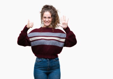 Güzel esmer kıvırcık saçlı Genç kız üzerinde gözlük takan gösterilen arka plan izole ve parmakları ile işaret kendinden emin ve mutlu gülümseyerek süre 6 numara.