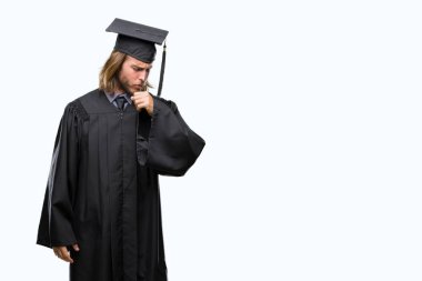 Genç yakışıklı adam uzun saçlı duygu hasta ve soğuk veya bronşit için semptom olarak öksürük izole arka plan üzerinde mezun oldu. Sağlık kavramı.