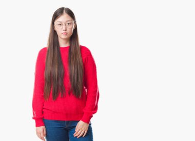 İzole arka yüzünde ciddi bir ifade ile gözlük takan Genç Çinli kadın. Basit ve doğal kameraya bakıyor.