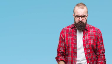 Kızgın ve korkmuş ağlıyor Genç beyaz hipster adam gözlüklü depresif izole arka plan ve sıkıntı, endişe. Üzgün ifade.