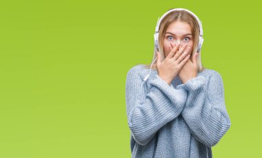 Üzerinde kulaklık giyen müzik dinlemek genç kafkas kadın arka plan ağız hata için elleriyle kapsayan şok izole. Gizli kavramı.
