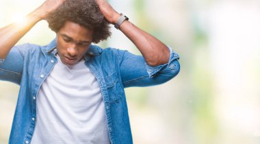 Afro Amerikalı adam çünkü umutsuz ve stresli baş ağrısı acı izole arka plan üzerinde ağrı ve migren. Ellerini kafasına.